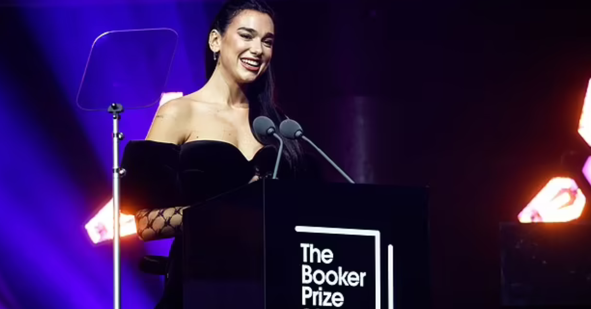 Dua Lipa në ceremoninë e The Booker 2022. Foto: Daily Mail.