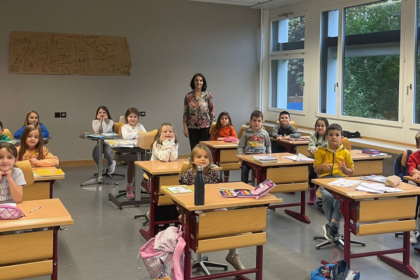 Mësuesja Qefsere Sejdiu së bashku me nxënësit e shkollës shqipe në Rümlang të Zyrihut. Foto: AlbInfo.ch