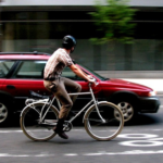 Shkoni në punë me bicikletë, ka shumë benefite. Foto: Momentum Mag