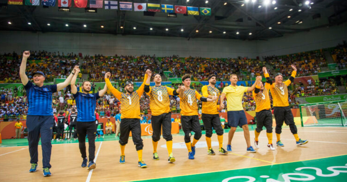 Imazhi: Fatmiri me ekipin Suedez të Golbollit në Paralimpikë në Rio, 2016. Foto nga Paraolimpike Suedi.